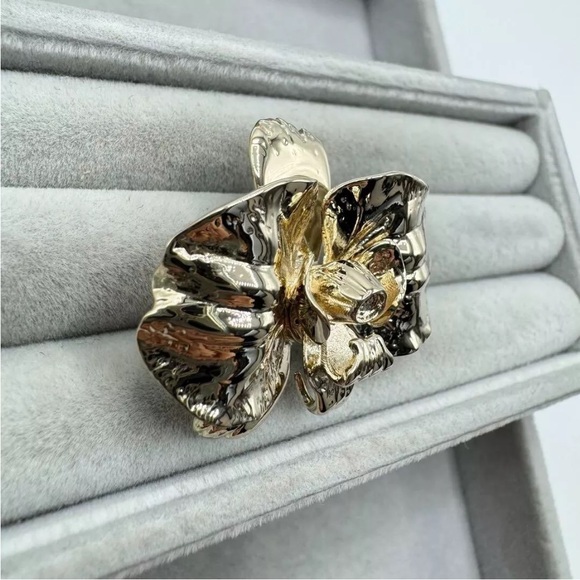 Bottega Veneta Gold Flower Brooch - Picture 5 of 11